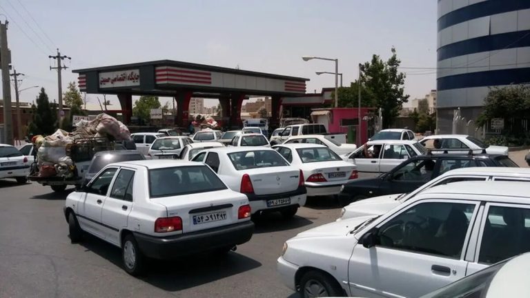 ضربه تکرار بحران اطلاع‌رسانی بنزینی دولت به امنیت روانی مردم / اعلام و تکذیب تغییر سهمیه خودروهای نوشماره در ۶ ساعت!