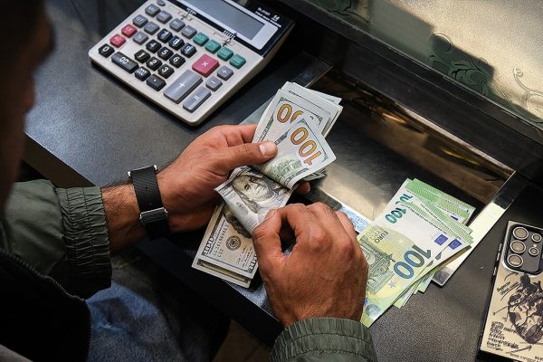 گرانی دلار خواسته دشمن است / در جنگ باید جلوی نوسان قیمت‌ها را گرفت / افزایش نرخ دلار نهایتا کسری بودجه را بیشتر می‌کند
